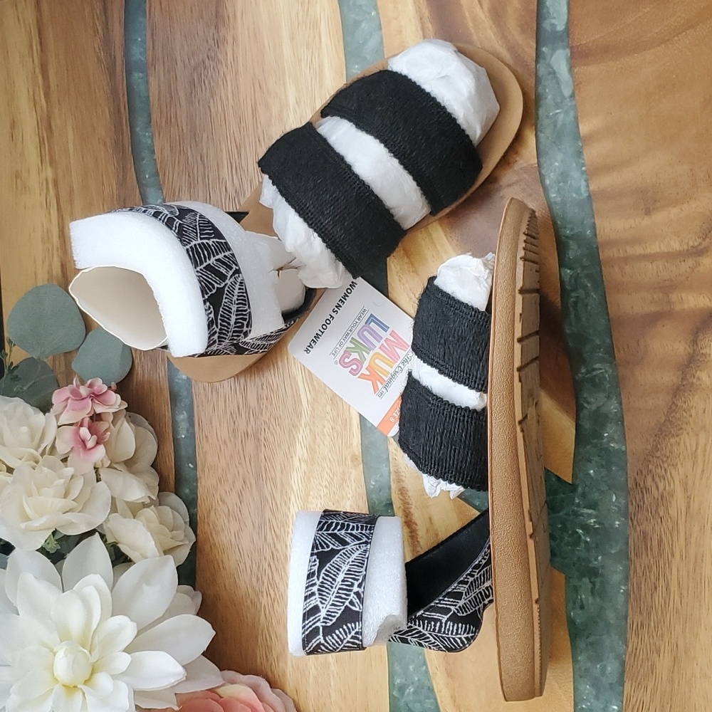 NWT Muk Luks Black/White Raffia Sandals | Size 8